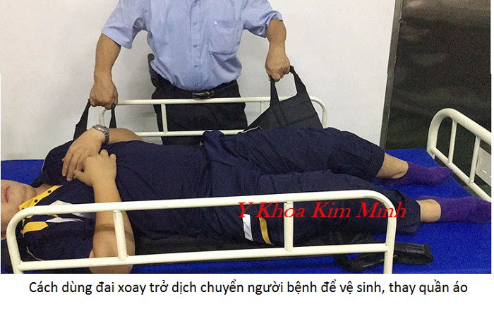 Cách sử dụng đai lót chống thấm vệ sinh thay quần áo người bệnh nằm liệt - Y khoa Kim Minh