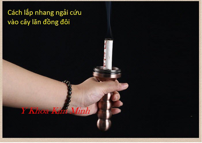 Lắp nhang ngải cứu vào cây lăn đồng đôi - Y khoa Kim Minh Cách lắp đặt cây nhang ngải cứu vào lăn đồng đôi cao cấp - Y khoa Kim Minh