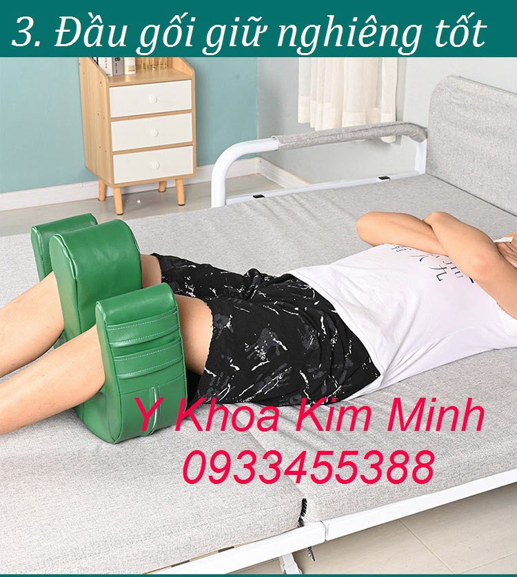 Đặt gối lât nghiêng người bệnh ở vùng đầu gối giúp ổn định tư thế lật tốt nhất