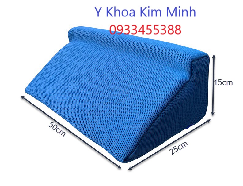 Gối tam giác lót lưng người bệnh có gờ chống trượt