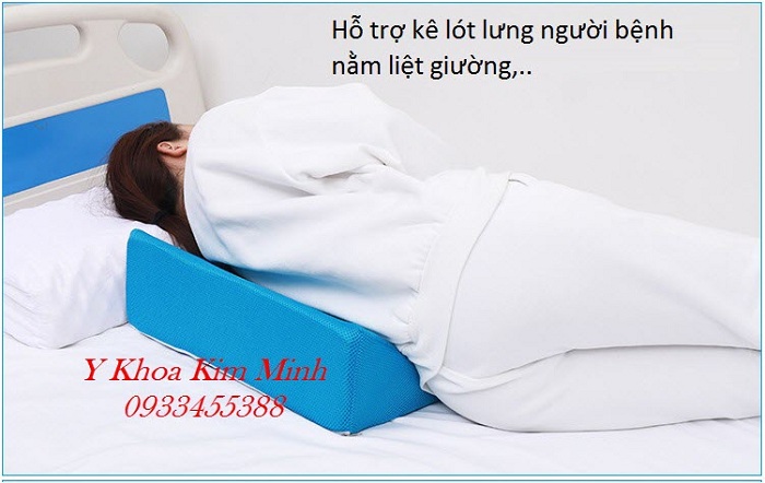 Gối tam giác kê lót lưng nghiêng chống loét người bệnh nằm liệt giường, người bệnh bị tai biến đột quỵ - Y Khoa Kim Minh