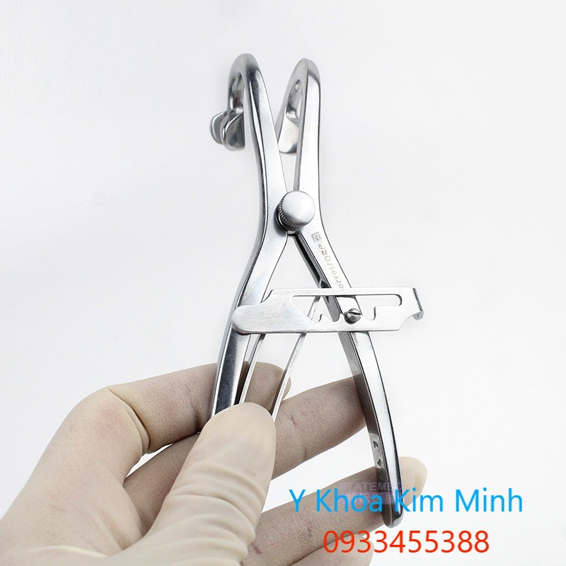 Kẹp banh mở miệng bệnh nhân khi gây mê trước khi tiến hành ca phẫu thuật y tế