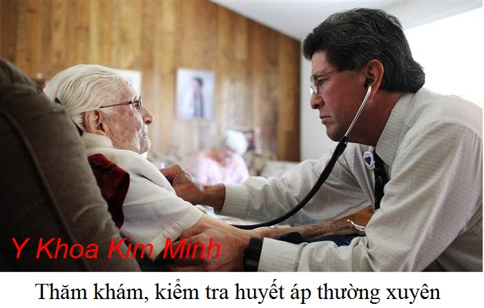 Thăm khám và kiểm tra huyết áp thường xuyên cho người bệnh nằm tại nhà - Y khoa Kim Minh