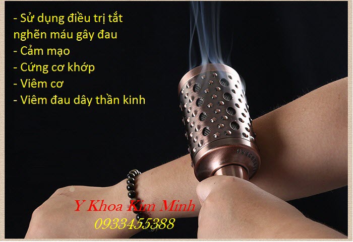 Dùng lăn ngải đồng đôi chữa cảm mạo, thương hàn, đau nhức cơ khớp cho người già rất hiệu quả - Y khoa Kim Minh Sử dụng lăn ngải đồng đôi chữa cảm lạnh thương hàn, phong gió, trị đau nhức cơ khớp rất hiệu quả cho người già - Y Khoa Kim Minh
