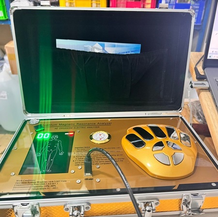 Máy đo kiểm tra sức khỏe màu vàng đặt tay