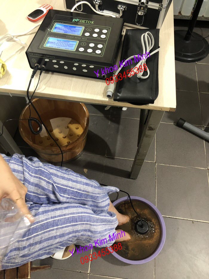 Ngâm chân và cho máy thải độc tố KM-601 hoạt động sau 20 phút - Y khoa Kim Minh