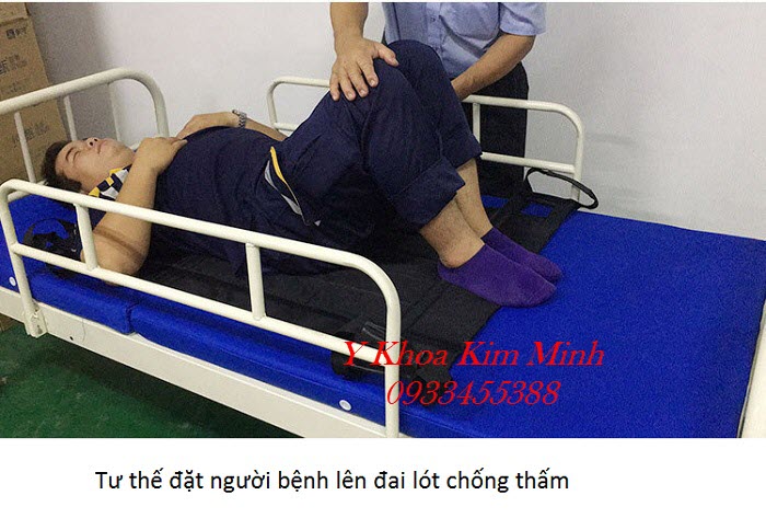Tư thế đặt đai lót chống thấm để vệ sinh người bệnh nằm liệt giường tai biến - Y khoa Kim Minh