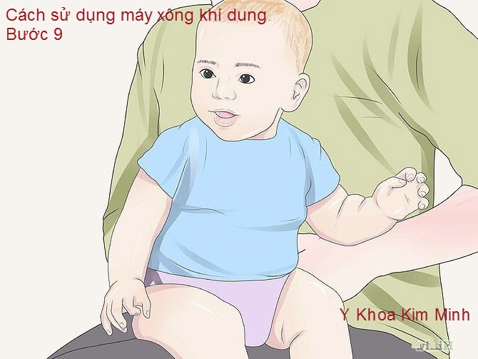 Giữa bé ở tư thế ngồi thẳng đứng hợp lý nhất