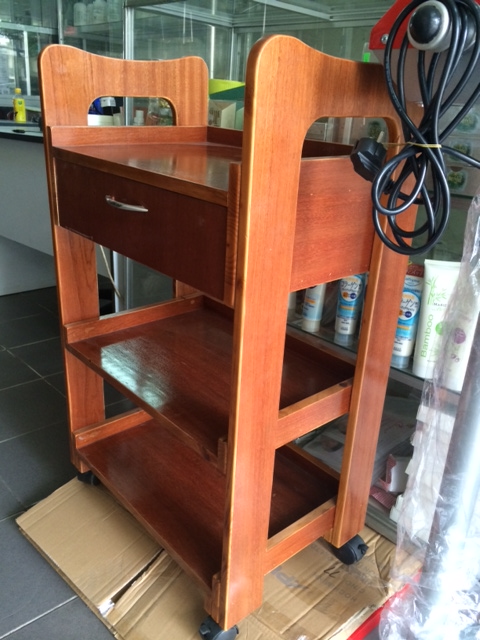 Xe đẩy dụng cụ thẩm mỹ bằng gỗ